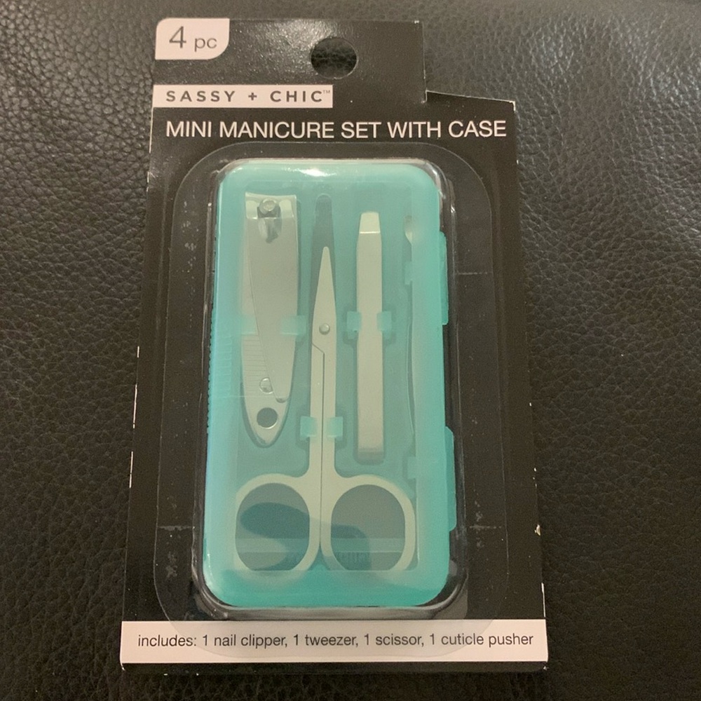 - 4peices mini manicure set with plastic case NWT Green case